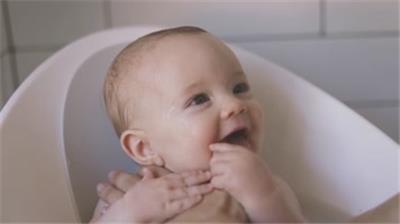  新生儿 宝宝 洗浴 护理 母爱 母亲节